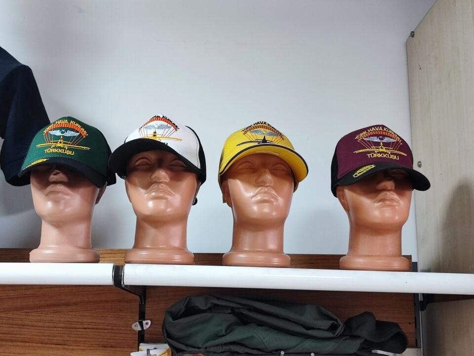 TÜRKKUŞU NAKIŞLI ŞAPKA